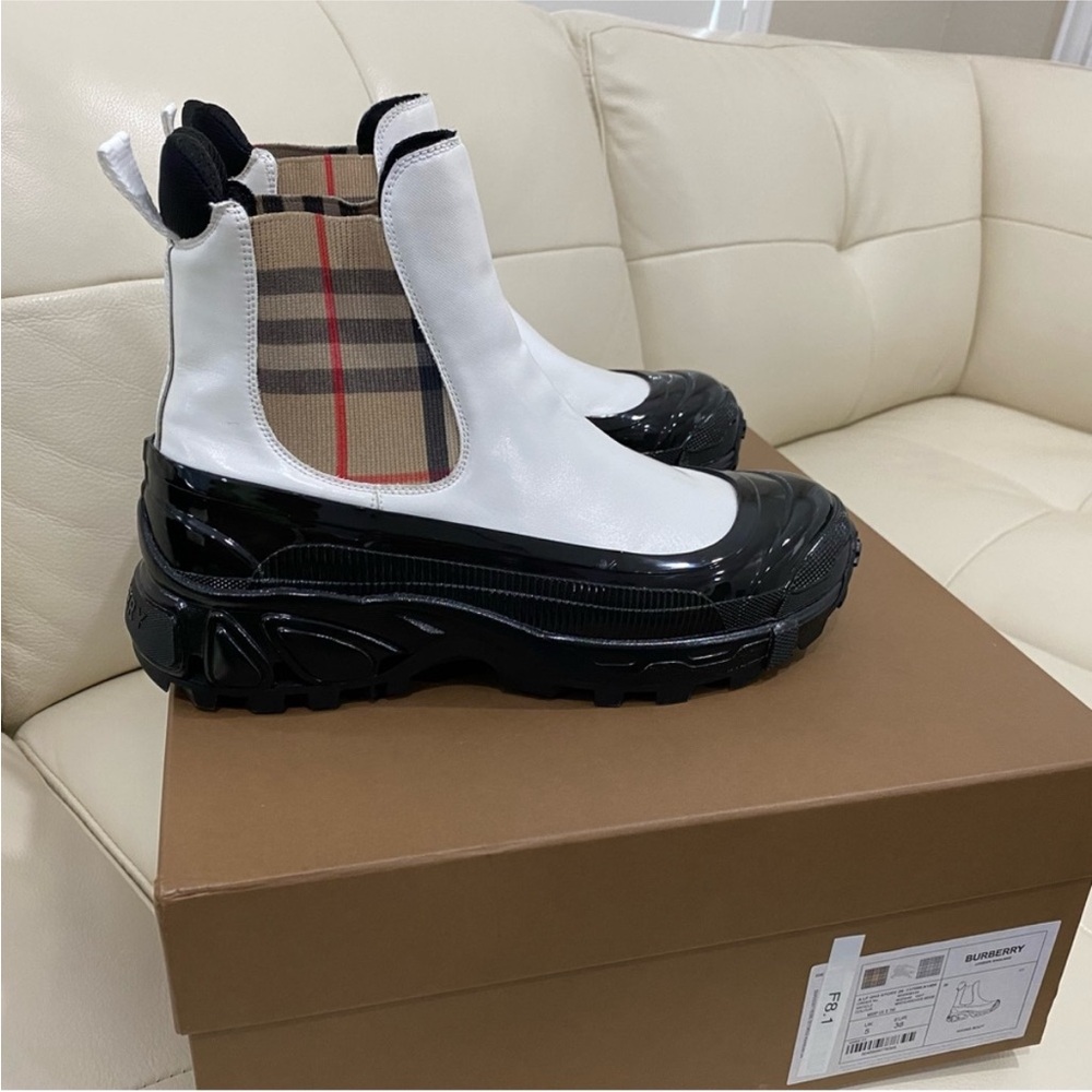 SOLD!! Burberry Chelsea Boots Size 38